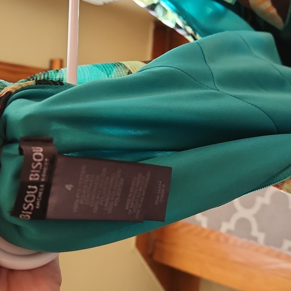 Bisou Bisou sleeveless, size 4, juniors, gently worn. Zipper up the back. - Picture 4 of 5